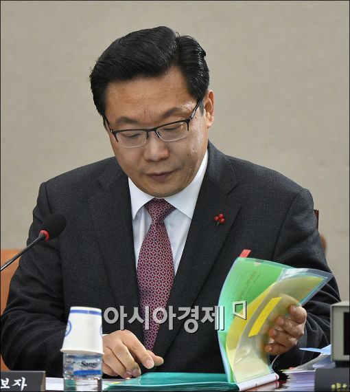 [포토]자료 확인하는 주형환 장관 후보자