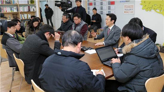 남경필 경기지사가 지난해 12월29일 집무실에서 누리과정 관련 기자간담회를 갖고 있다. 