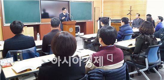 전남도교육청 선태무 부교육감은 6일 전남교육연수원에서 교육행정 중간관리자들을 대상으로 ‘미래교육과 지방교육행정의 발전’이라는 주제로 특강을 했다.
