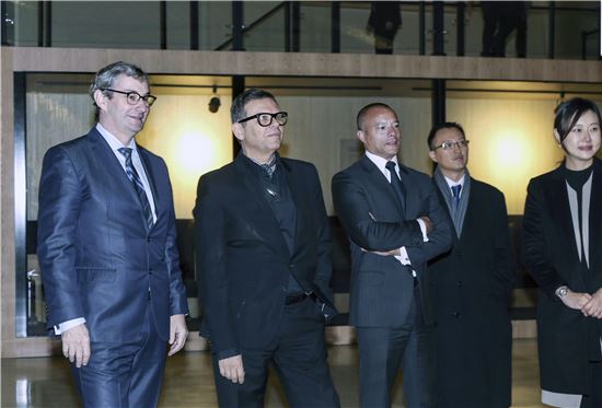 (좌측부터)루크 동커볼케 현대디자인센터장, 피터 슈라이어 현대기아차 디자인 총괄 사장, 맨프레드 피츠제럴드 제네시스 전략담당 전무가 현대자동차 관계자들과 함께 작품을 관람하고 있는 모습
