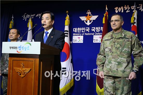 한민구 국방부 장관은 7일 서울 국방부 청사에서 발표한 '한미 국방부 장관 공동 언론발표문'에서 "카터 장관은 한국에 대한 미국의 철통같은 방위공약을 재확인했고, 이러한 미국의 공약에는 미국의 모든 확장억제능력 수단들이 포함된다는 점을 재확인했다"고 밝혔다.