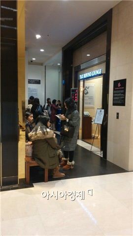 서울시내 한 백화점에서 외국인 관광객들이 세금 환급을 기다리고 있다.