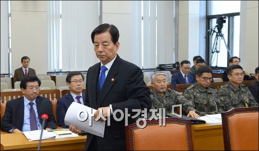 [포토]한민구 국방장관, 심각한 표정