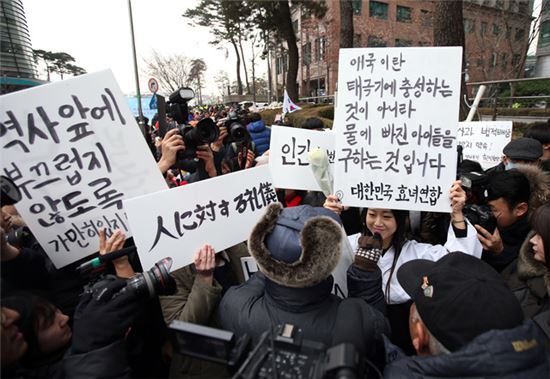 [포토] 어버이연합에 맞선 효녀연합 '미소女'