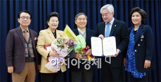 무소속 황주홍(전남 장흥 영암 강진, 가운데) 의원이 의정대상 선정위가 뽑은 ‘대한민국 국회의원 의정대상’ 수상자로 선정됐다. 