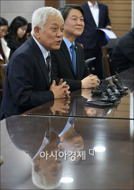[포토]답변하는 김한길 의원
