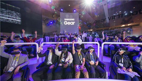 6일(현지시간)부터 9일까지 미국 라스베이거스에서 열리는 세계 최대 소비자 가전 전시회 CES 2016의 
'삼성 갤럭시 스튜디오'에서 관람객들이 '기어 VR'을 체험하고 있다.

