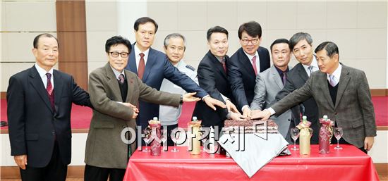 장흥군(군수 김성)은 지난 6일 장흥군민회관에서 지역 각계 기관과 사회단체장이 모여 새해의 정진을 다짐하는 신년인사회를 열었다.