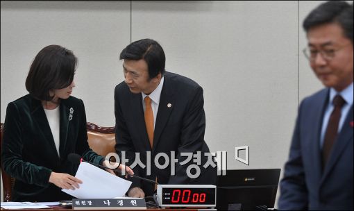 [포토]이야기 나누는 나경원·윤병세