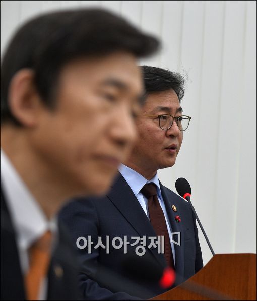 [포토]홍용표 장관, 북핵관련 긴급 현안보고