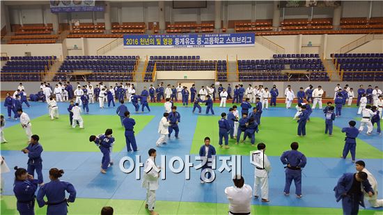 영광군(군수 김준성) 영광스포티움에 2016년 전지훈련을 위한 선수단이 방문해 동계 훈련 스토브리그가 운영되고 있다.
