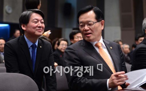 [포토]대화 나누는 안철수-정의화 