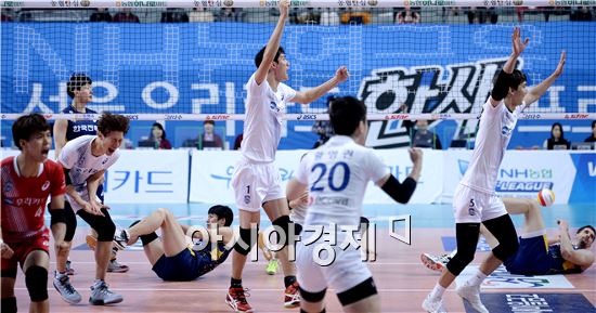 [포토]환호하는 우리카드, '9연패 탈출이야'