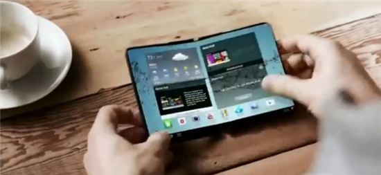 삼성전자가 지난 2014년 소개한 폴더블 스마트폰 콘셉트 영상 캡처