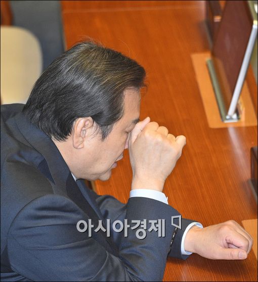 [포토]울고 싶은(?) 김무성 대표