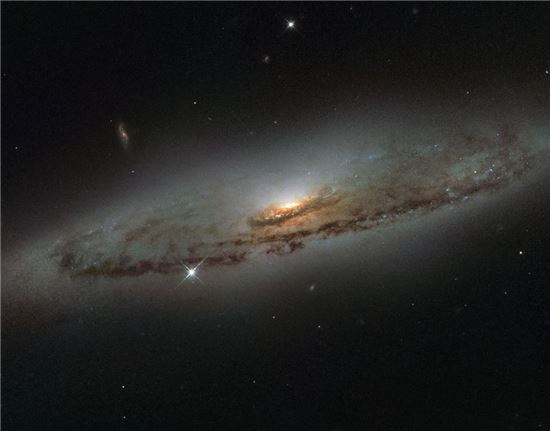 ▲NGC 4845와 중앙의 거대한 블랙홀.[사진제공=NASA/ESA]