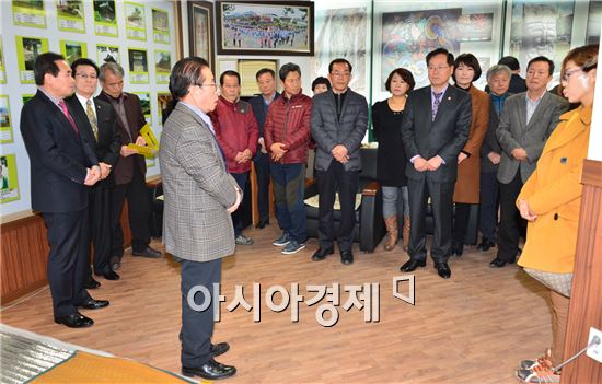 순창문화원(원장 김기곤)은 지난 8일 황숙주 순창군수를 비롯한 기관 사회단체장, 역대원장, 회원 등 100여명이 참석한 가운데 2016년 시무식과 순창문화발전 기원제를 갖고 알찬 활동을 다짐했다.
이날 시무식은 순창문화원 발전과 문화창달을 기원하며 설동찬 전 원장의 집례로 초헌관에 김기곤 순창문화원장, 아헌관에 황숙주 순창군수, 종헌관에 최길석 부원장이 각 각 제관이 되어 기원제를 가졌다.