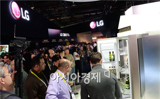 ▲지난 9일(현지시간) 미국 라스베이거스에서 폐막한 'CES 2016'에서 'LG 시그니처 냉장고'를 살펴보는 관람객들이 인산인해를 이루고 있다. 이 제품은 사용자가 냉장실 오른쪽 문을 두드리면 냉장고 속 내용물을 보여주고, 가까이 다가가면 자동으로 문을 열어주는 등 사용자 편의성을 높여 전시 기간 내내 관람객들의 시선을 끌었다.(제공=LG전자)