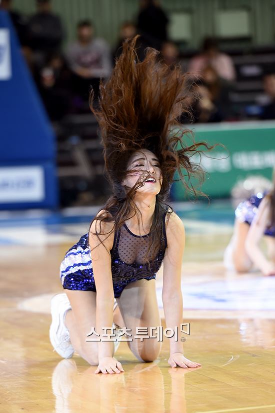 [포토] 치어리더, 머리 넘김도 섹시하게~