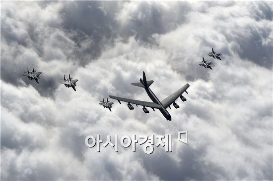 창공에서 바라본 'B-52' 장거리 폭격기 사진 공개