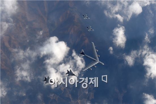 미국의 핵심 전략무기인 'B-52' 장거리 폭격기가 북한의 제4차 핵실험(6일) 나흘만인 10일 한반도 상공에서 작전을 전개하고 있다. (사진제공=국방부)