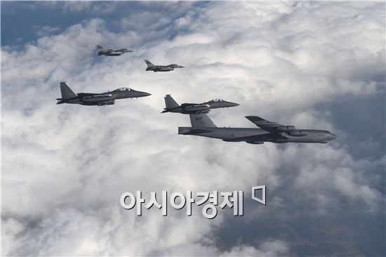 미국의 핵심 전략무기인 'B-52' 장거리 폭격기가 북한의 제4차 핵실험(6일) 나흘만인 10일 한반도 상공에서 작전을 전개하고 있다. (사진제공=국방부)
