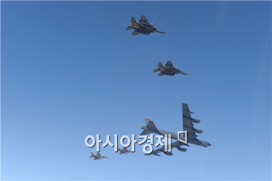 창공에서 바라본 'B-52' 장거리 폭격기 사진 공개