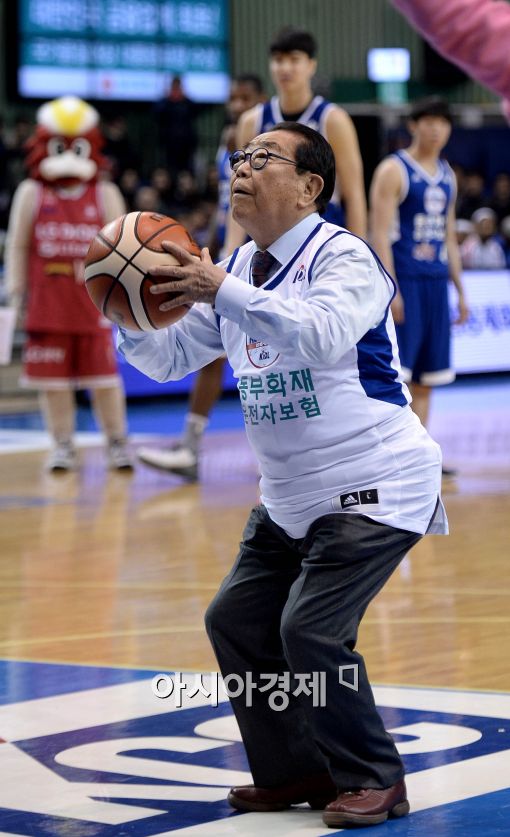 [포토]프로농구 시투하는 송해