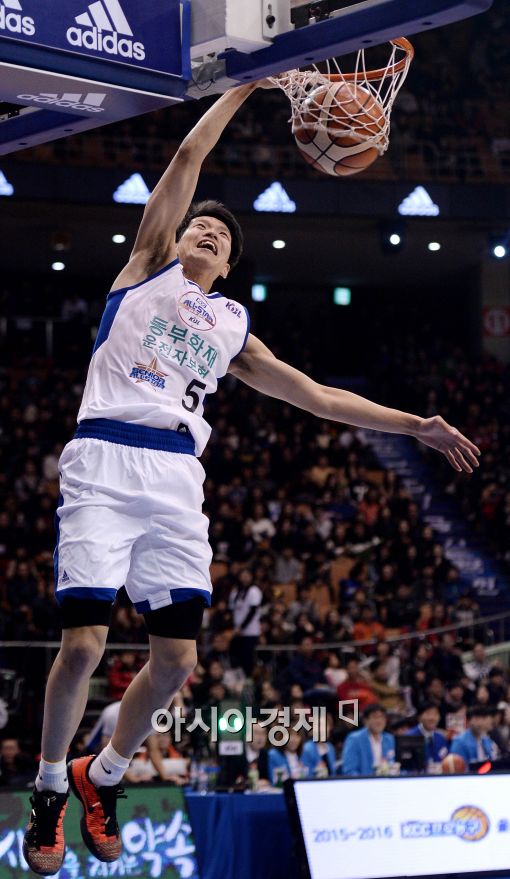 [포토]김선형, '조 잭슨과의 스피드덩크 대결에서 승리'