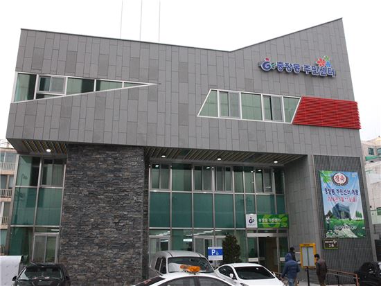 광주광역시 동구는 충장동주민센터가 6개월간의 공사를 마치고 충장로4가 NC백화점 뒤편 새 보금자리에서 업무를 시작한다.