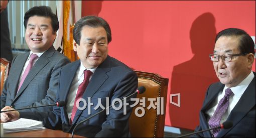 [포토]회의 시작 전 웃는 김무성 대표