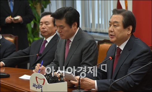 김무성 새누리당 대표(오른쪽)