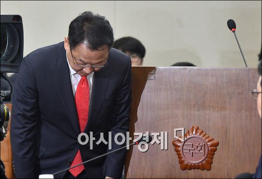 [포토]고개숙인 유일호 후보자