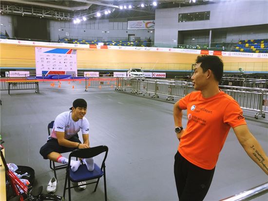 박상훈과 조호성 감독이 11일 홍콩에서 훈련을 마친 후 담소를 나누고 있다, 사진=대한자전거연맹 제공