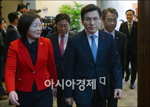 [포토]황교안 총리, 총선 출마 장관들과 국무회의 참석