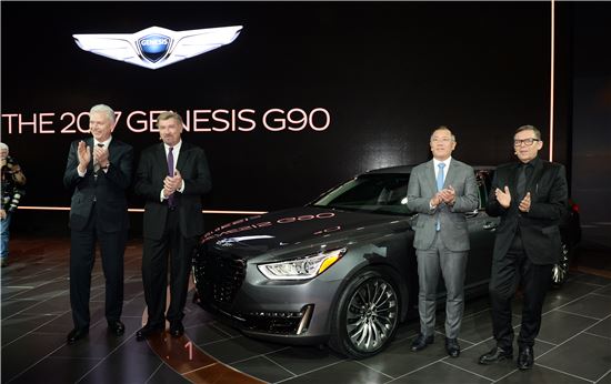 (왼쪽부터)알버트 비어만 부사장, 데이브 주코브스키 사장, 정의선 부회장, 피터 슈라이어 사장이 '제네시스 G90'를 공개하고 기념 촬영하고 있다.
