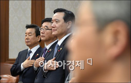 [포토]국무회의 참석한 이기권 노동부 장관