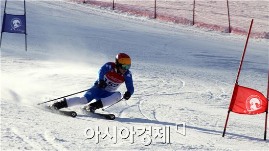 10일 강원도 홍천 대명 비발디파크 스키장에서 열린 2016 대한스키지도자연맹회장배 한국오픈레이싱 스키 대회에 참가한 선수가 시원하게 슬로프를 내달리고 있다.