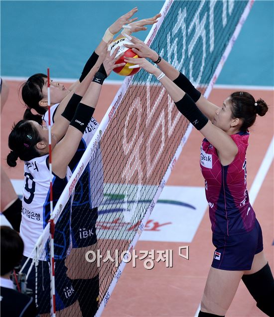 [포토]밀어넣기 공격 시도하는 김수지