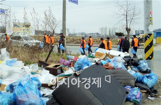 2016년 새해를 맞아 삼호읍(읍장 오자영)에서는 지난 8일 삼호읍 이장단, 삼호읍 유관기관 및 사회단체 등 200여명이 참여한 가운데 국도 및 지방도 주변, 마을주변 및 진입로에 대한 새해맞이 대청소를 실시했다.
