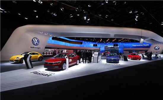 (디트로이트 = AP연합통신) 폭스바겐 차량이 11일(현지시간) 디트로이트 모터쇼에 전시되어 있다. 