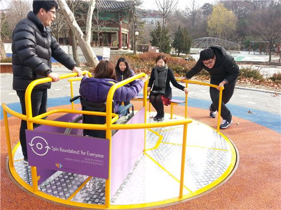 휠체어 타고 놀이기구 즐긴다…서울어린이대공원 '꿈틀놀이터' 개장