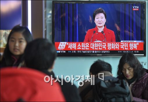 [포토]박근혜 대통령 담화문 지켜보는 시민들