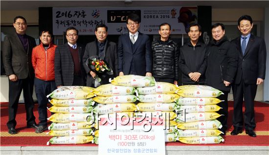 한국쌀전업농 장흥군연합회(회장 김형상)는 13일 장흥군청을 방문, 불우이웃을 위해 써 달라며 회원들이 정성을 들여 모은 쌀 600kg(20kg/30포대)를 장흥군에 기탁했다. 
