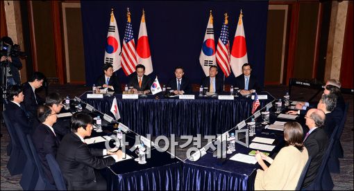 한·미·일 6자회담 수석들이 북핵 해법 모색을 위해 서울에서 만났다. 이 자리에서 '차별화된 강력한 대북제재'를 하기로 입을 모았다.
