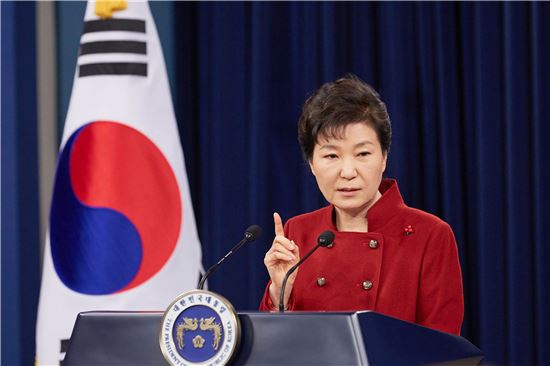 박근혜 대통령은 13일 대국민담화와 기자회견에서 '대북 제재에 있어 중국의 역할론'을 강조하고, 국익에 따라 사드 배치도 검토할 수 있다고 밝혔다.(사진제공 : 청와대)