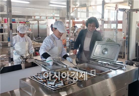 함평군(군수 안병호)이 이달 말까지 공동으로 취식하는 경로식당의 식품위생 안전관리를 점검한다.
