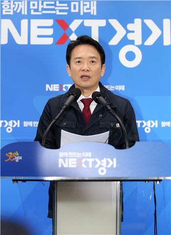남경필 경기지사가 지난 10일 경기도청 브리핑룸에서 준예산 사태에 대해 기자회견을 갖고 있다. 