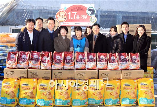 홈플러스·네슬레, 유기반려동물 보호센터에 사료 1.7t 기부 