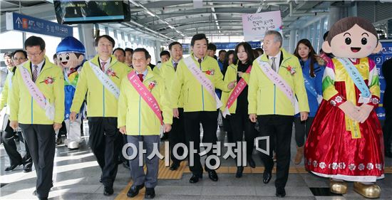 이낙연 전남지사와 윤장현 광주시장, 정창수 한국관광공사 사장 등 참석자들이 14일 오전 광주 송정역에서 K-스마일 확산 및 광주ㆍ전남 관광발전을 위한 업무협약을 마치고 홍보활동을 펼치고 있다. 사진제공=전남도
